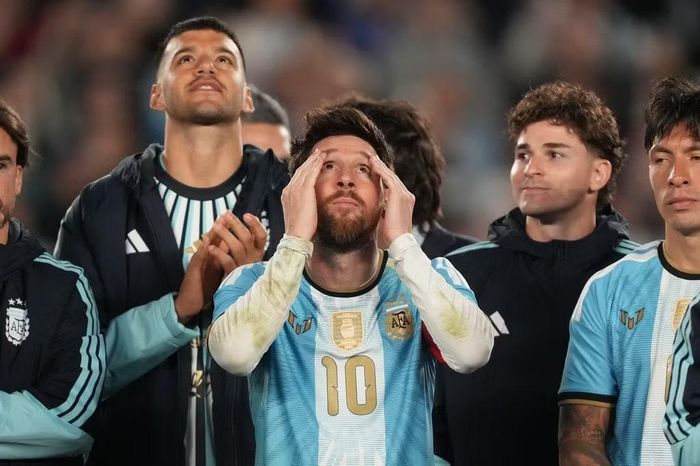 Messi xúc động mạnh khi dòng chữ "Gracias Leo" xuất hiện. Thủ quân tuyển Argentina liên tục ôm mặt và dùng 2 tay gạt nước mắt. Các đồng đội của Messi cũng "sững người" trong khoảnh khắc chiếc áo số 10 rực sáng trên bầu trời Buenos Aires.
