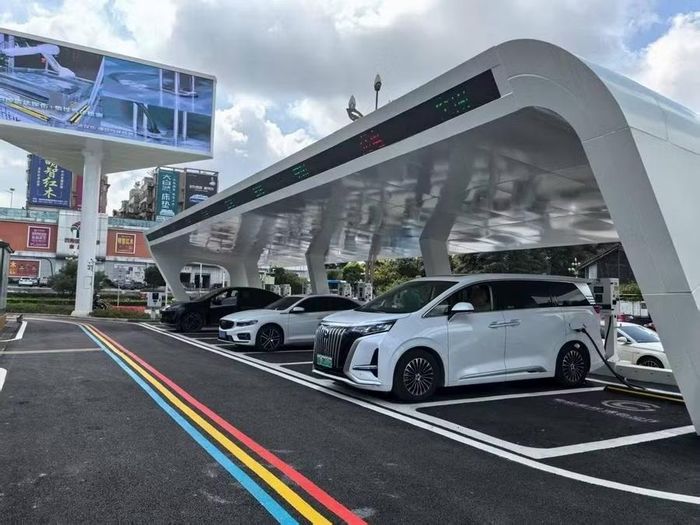  Xe điện đang được sạc tại trạm sạc trang bị bộ sạc siêu nhanh làm mát bằng chất lỏng ở Công viên Quan Hồ, thành phố Quý Dương, tỉnh Quý Châu﻿, Trung Quốc. Ảnh: Xinhua. 