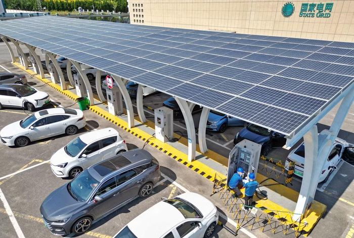 Kỹ thuật viên của Tập đoàn Lưới điện Quốc gia Trung Quốc kiểm tra các trụ sạc tại một trạm ở tỉnh Sơn Đông. Ảnh: China Daily.
