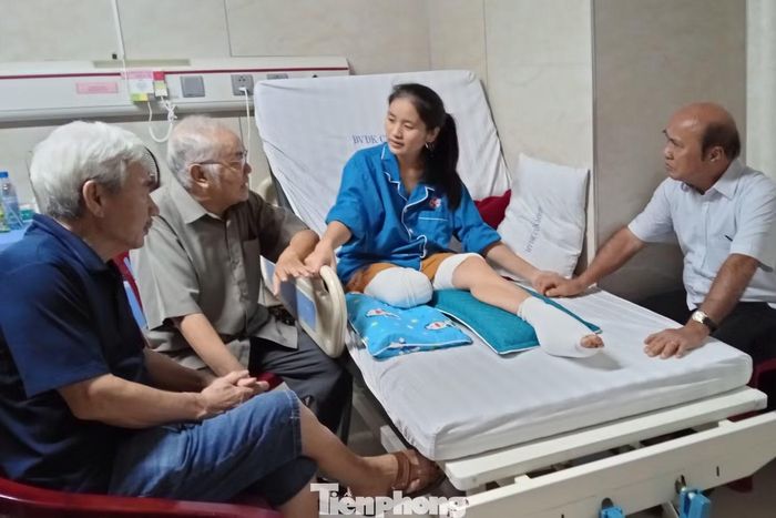 Các cán bộ ngành giáo dục đã nghỉ hưu đến bệnh viện thăm hỏi, động viên nữ giáo viên.
