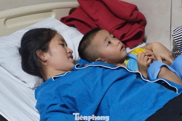 Cô Hiền ôm con vào lòng sau hơn một tháng xa cách.
