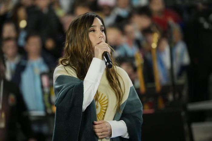 Messi xúc động khi nghe lại ca khúc kinh điển của bóng đá Argentina.