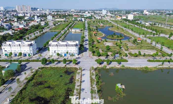 Bên trong Khu dân cư Quảng Thành đã được quy hoạch hạ tầng đồng bộ hệ thống đường giao thông, cây xanh, công viên.