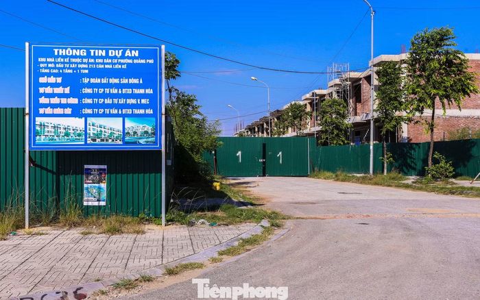 Theo kết luận điều tra, ngày 17/7/2024, Công ty TNHH Tập đoàn BĐS Đông Á trúng đấu giá quyền sử dụng khu đất rộng gần 20.000m2 (gồm 213 lô đất xây dựng phần thô và hoàn thiện mặt trước các công trình nhà ở liền kề) tại khu dân cư Quảng Thành với tổng giá trị 255 tỷ đồng.