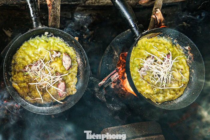 Du khách đến chợ có thể trực tiếp lựa chọn những mẻ hải sản vừa được đánh bắt và thưởng thức ngay tại khu vực làng chài. Những loại mực, cá, tôm, cua tươi sống được người dân chế biến thành các món ăn mang hương vị đặc trưng của vùng biển.