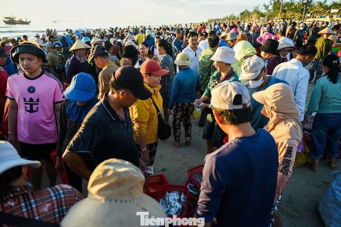 Ngày nay, mỗi buổi sớm, hàng trăm tàu thuyền đánh bắt từ ngoài khơi trở về, tạo nên khung cảnh nhộn nhịp, đặc trưng của một làng chài miền biển.