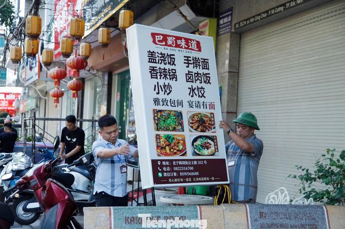Cơ quan chức năng phường Võ Cường tháo dỡ biển hiệu chữ nước ngoài không đúng quy định trên đường Ngọc Hân Công Chúa.