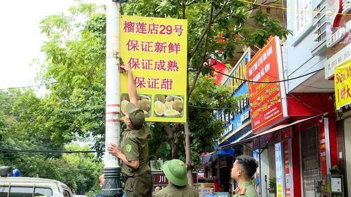 Hình ảnh cơ quan chức năng phường Kinh Bắc tiến hành tháo dỡ nhiều biển hiệu, biển quảng cáo chữ nước ngoài chưa đúng quy định.
