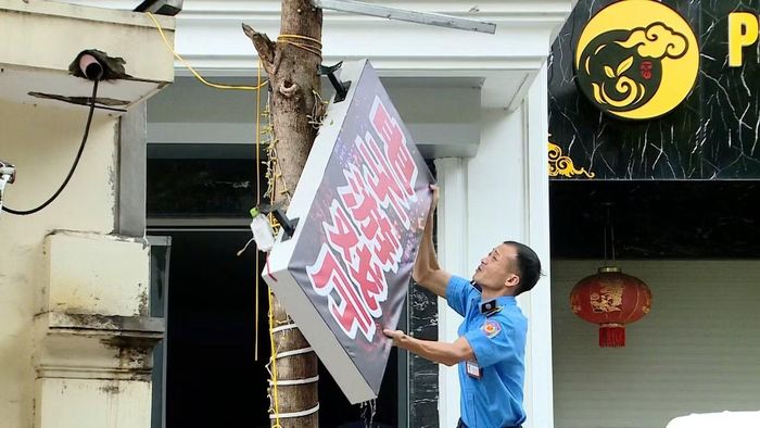Tại phường Kinh Bắc, Phòng Văn hóa phối hợp cơ quan liên quan tiến hành kiểm tra biển hiệu, biển quảng cáo có chữ nước ngoài không đúng quy định.