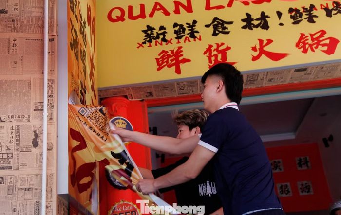 Tại phường Võ Cường, trong hai ngày nay, cơ quan chức năng phường đã tiến hành tháo dỡ hoặc yêu cầu tháo dỡ những biển hiệu chưa đúng quy định. Trong ảnh là hoạt động tháo dỡ chữ nước ngoài không đúng quy định trên biển hiệu ở một nhà hàng lẩu nướng trên đường Lê Thái Tổ, phường Võ Cường.