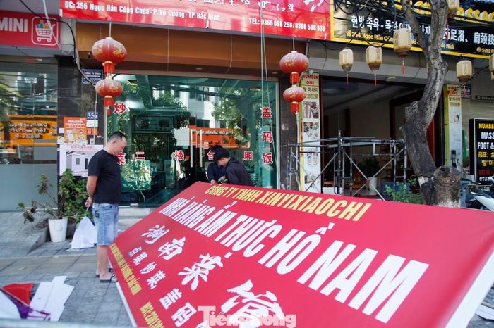 Một công ty ở phường Võ Cường được yêu cầu thay biển hiệu cho đúng quy định.