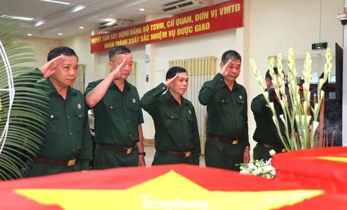 Lãnh đạo Bộ Chỉ huy Quân sự tỉnh Quảng Ngãi, Công an và Cựu chiến binh thành kính tưởng niệm, bày tỏ lòng biết ơn đối với các Anh hùng liệt sĩ.