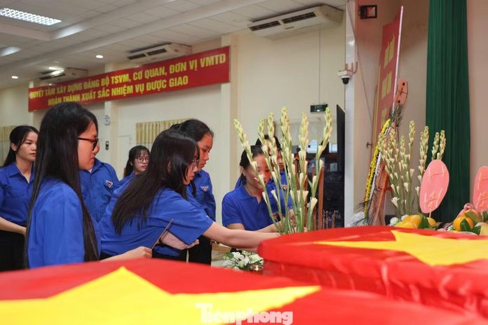 Đoàn viên, thanh niên dâng hương tưởng niệm các Anh hùng liệt sĩ trước khi vận chuyển mẫu sinh phẩm đi giám định ADN.