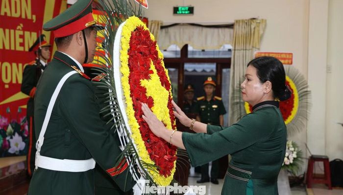 Trong không khí trang nghiêm, các đại biểu dâng hoa, dâng hương và dành phút mặc niệm tưởng nhớ các Anh hùng liệt sĩ đã hy sinh vì độc lập, tự do của Tổ quốc và cuộc sống bình yên của Nhân dân.