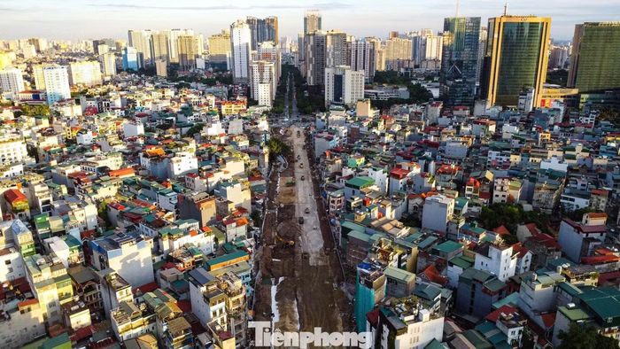 Đoạn Vũ Phạm Hàm - Trần Duy Hưng dài 600 m được thiết kế với mặt cắt 40 m cũng đang trong giai đoạn nước rút về đích.