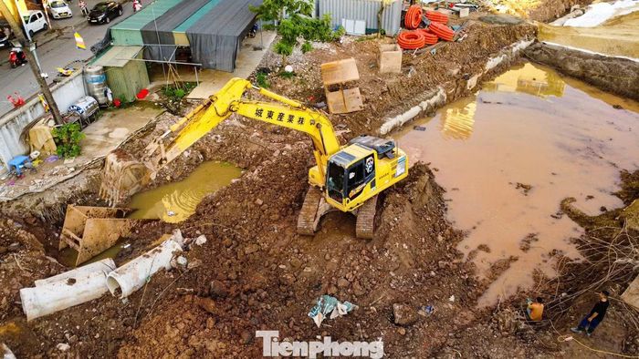 Nhà thầu huy động nhân lực, máy móc và tổ chức nhiều mũi thi công để kịp thông xe kỹ thuật vào ngày 10/10.