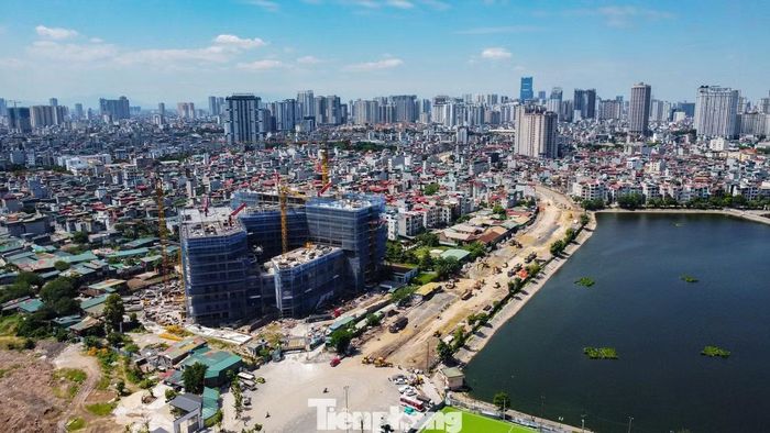 Tại công trường đoạn tuyến Nguyễn Trãi - Đầm Hồng (phường Khương Đình), nhịp thi công cũng được đẩy nhanh với quyết tâm bảo đảm tiến độ, chất lượng, kịp thông xe vào ngày 10/10.