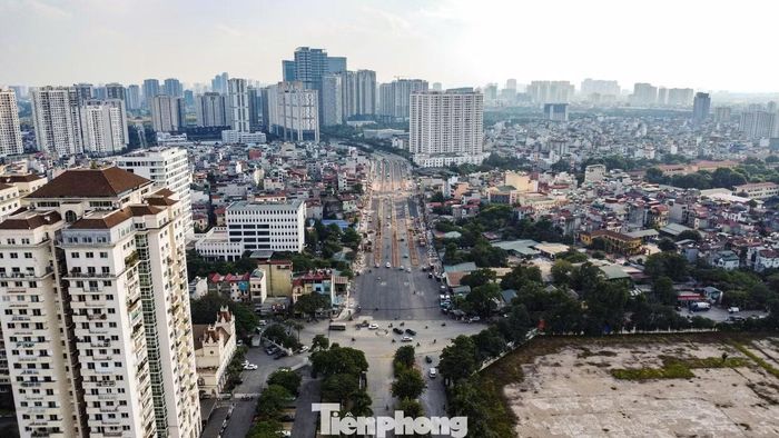 Dự án được chia làm 13 đoạn, điểm đầu tại khu đô thị Ciputra và điểm cuối nối nút giao Vành đai 3 (gần cầu Thanh Trì). Cuối tháng 9, đoạn dài 582 m qua các khu đô thị Tây Hồ Tây, Đoàn Ngoại giao và Nam Thăng Long đã được thảm nhựa, thông xe kỹ thuật.