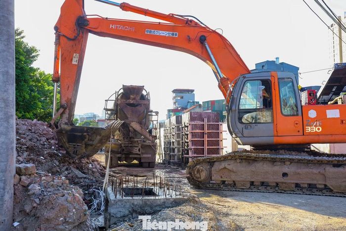 Công nhân cùng máy móc được huy động thi công đồng loạt các hạng mục nền đường, hệ thống cống thoát nước và hạ tầng kỹ thuật.