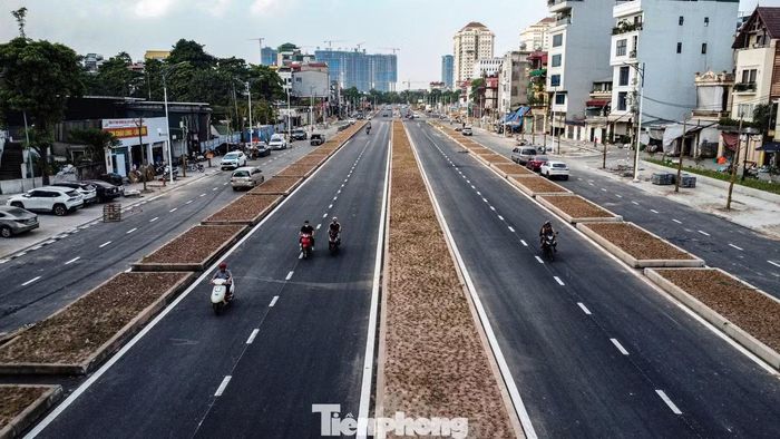 Đoạn đường rộng khoảng 50 m đã hoàn thành nền và hệ thống hạ tầng ngầm. Các hạng mục vỉa hè, bó vỉa, cây xanh, chiếu sáng và tổ chức giao thông đang được hoàn thiện.