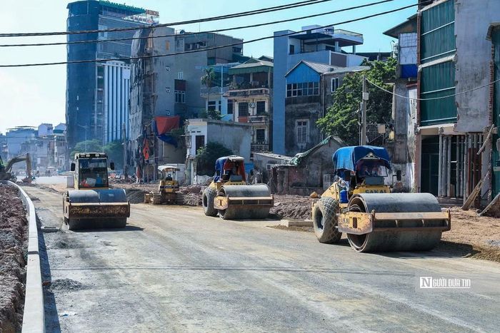 Đoạn Vành đai 2,5 qua đường Lĩnh Nam (từ đường dẫn cầu Thanh Trì đến Vĩnh Hoàng) đang được thi công hệ thống cấp thoát nước, điện, nền mặt đường và vỉa hè. Tuyến đường này dài hơn 1,1 km, mặt cắt ngang 50 m.