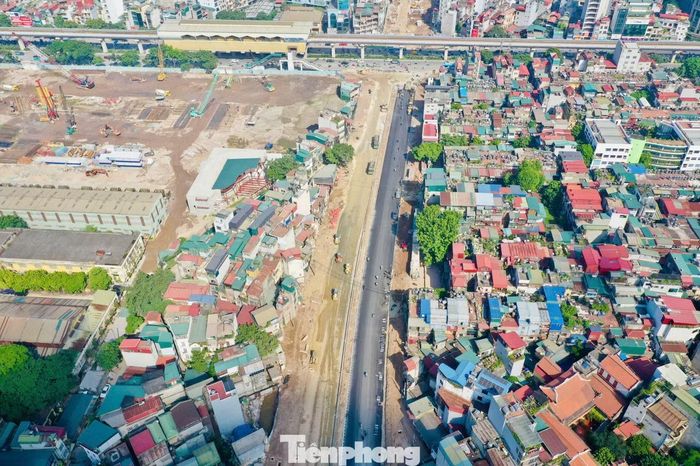 Tại đoạn Ngụy Như Kon Tum - Nguyễn Trãi, máy móc cũng được tập trung nhiều trên tuyến.