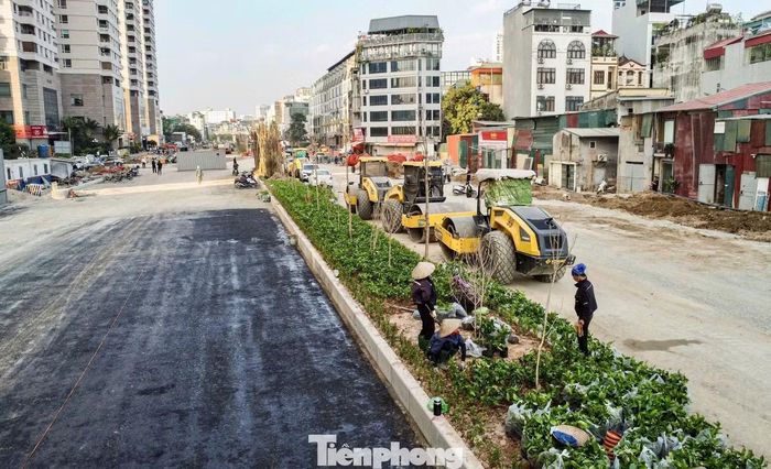 Đoạn Vành đai 2,5 qua Cầu Giấy đang hoàn thiện diện mạo khi nhiều dải phân cách được phủ xanh để chuẩn bị thông xe. Theo thiết kế, tuyến đường rộng 50 m gồm 31 m mặt đường, 16 m vỉa hè và 3 m dải phân cách.