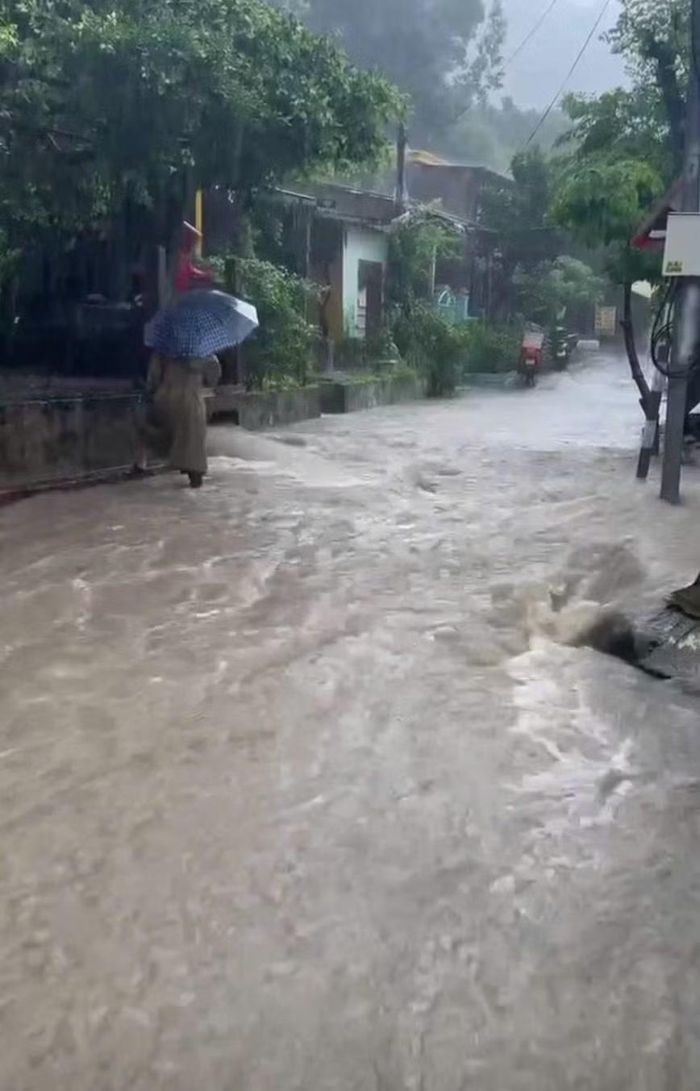 Mưa lớn khiến nước chảy như thác tràn xuống đường, khu dân cư ở Cù Lao Chàm. (Ảnh: Ban Chỉ huy Phòng thủ dân sự xã Tân Hiệp)