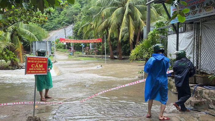 Mưa lớn khiến nhiều tuyến đường, khu vực dân cư tại xã đảo Tân Hiệp, TP. Đà Nẵng xuất hiện dòng chảy mạnh.