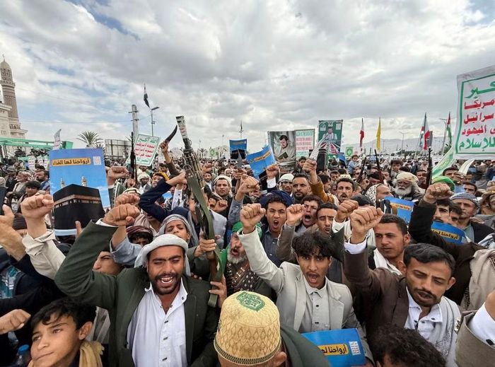 Đám đông ủng hộ Houthi hô khẩu hiệu trong một cuộc tuần hành ở Sanaa. (Ảnh: AP)