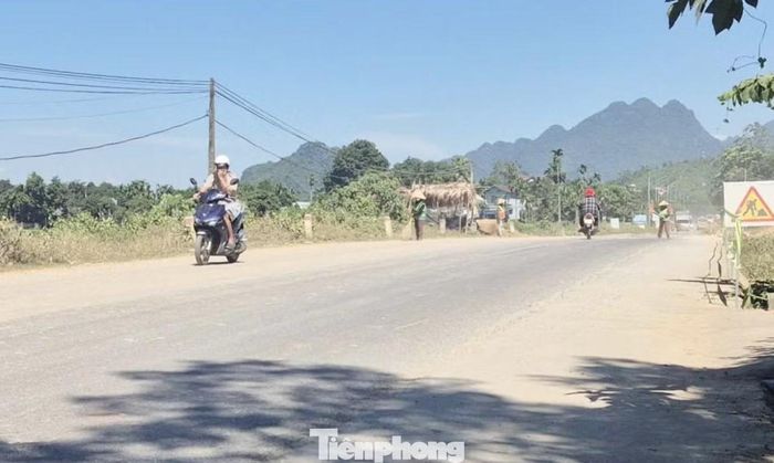 Người tham gia giao thông phải bịt mũi khi qua các lưu thông trên Tỉnh lộ 12B, nhất là tại các điểm thu hồi khoáng sản.