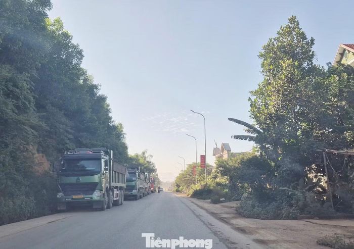 Hàng xe nối dài chờ vào lấy đất, ảnh hưởng đến an toàn giao thông.