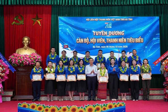 Trưởng ban Tuyên giáo và Dân vận Tỉnh ủy Hà Tĩnh Hà Văn Hùng và Bí thư Tỉnh Đoàn Nguyễn Ny Hương trao bằng tuyên dương cho cán bộ, hội viên, thanh niên có thành tích xuất sắc.