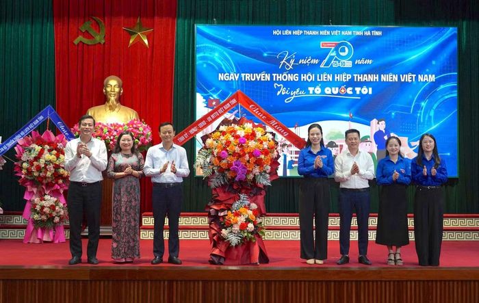 Lãnh đạo tỉnh tặng hoa chúc mừng Hội Liên hiệp Thanh niên Việt Nam tỉnh Hà Tĩnh.