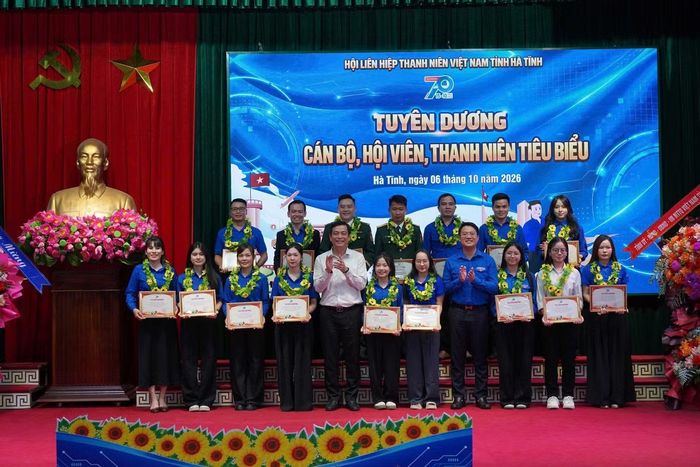 Chủ tịch Ủy ban MTTQ tỉnh Nguyễn Thành Đồng trao bằng tuyên dương cho cán bộ, hội viên, thanh niên, các CLB, tổ, đội, nhóm có thành tích xuất sắc.