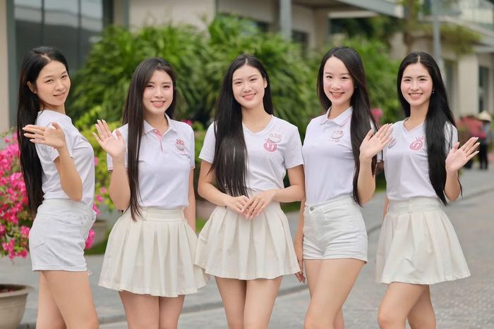 Nguyễn Bùi Mai Linh (SBD 282) cũng nuôi tóc dài từ nhỏ. Đây là nét quen thuộc trong gia đình cô. Mai Linh chưa từng nhuộm hay uốn tóc. Cô từng thử tạo kiểu nhưng nhận ra bản thân tự tin nhất khi để tóc thẳng. Vì vậy, người đẹp duy trì cách chăm sóc khá đơn giản, chỉ gội đầu và dưỡng tóc bình thường.