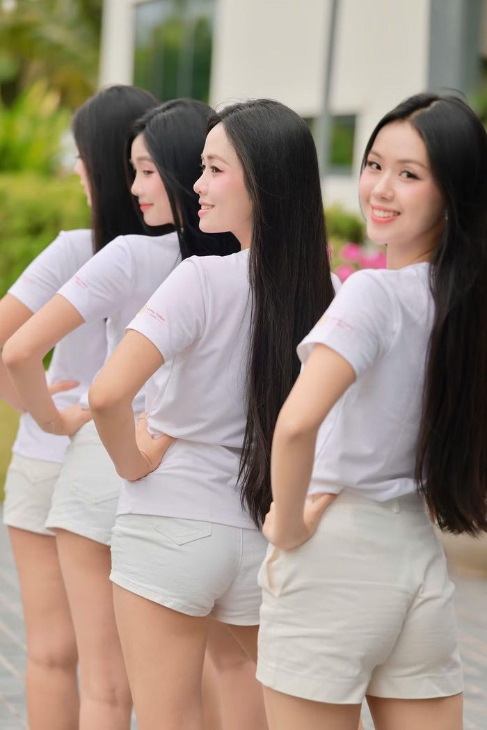 Hồng Hạnh nhận thấy tóc đen phù hợp với mình hơn, đồng thời dễ kết hợp trang phục. “Gội sấy mất thời gian nhưng tôi thích tóc dài bởi đúng với nét đẹp truyền thống của người con gái Việt. Tóc dài, dày tự nhiên dễ tạo kiểu, tự tin”, cô chia sẻ.