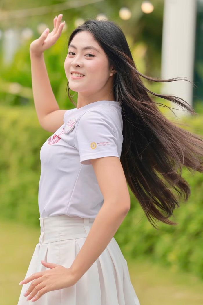 Qua hình ảnh dàn thí sinh Hoa hậu Việt Nam 2026, chuyên gia cho rằng vẻ đẹp tự nhiên đang được nhìn nhận tích cực. Các cô gái có xu hướng tôn nét riêng thay vì chạy theo khuôn mẫu duy nhất. Vẻ đẹp không nhất thiết phải là sự hoàn hảo được tạo dựng mà nằm ở sự hài hòa giữa ngoại hình, cá tính và thần thái của mỗi người.