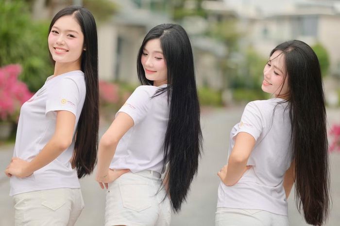 Điều khiến Hồng Hạnh bất ngờ là khi bước vào nhà chung Hoa hậu Việt Nam 2026, cô nhận ra nhiều thí sinh cũng lựa chọn mái tóc dài tự nhiên.