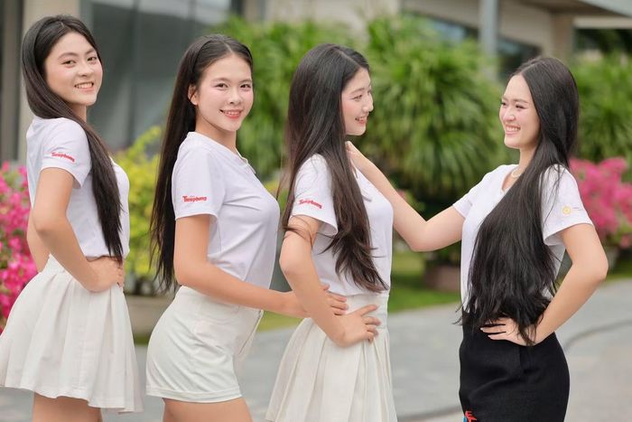 Gia Linh thường ủ dầu, xịt dưỡng tóc bằng tinh dầu bưởi. Thỉnh thoảng, cô gội đầu bằng bồ kết tự nhiên. Mỗi tối, cô dành thời gian lăn da đầu, massage bằng lược gỗ. Mái tóc dài của Gia Linh là mong muốn của mẹ. Mẹ không muốn con gái sử dụng hóa chất và cho rằng để tóc dày trông nữ tính hơn.