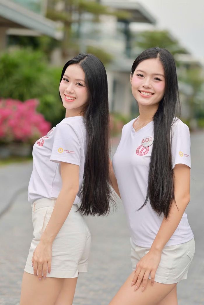 Nguyễn Thục Uyên Nhi (SBD 602) cũng giữ mái tóc hoàn toàn tự nhiên, chưa sử dụng hóa chất. Cô cho biết gia đình có truyền thống nuôi tóc dài. Để giữ tóc dày và bóng mượt, Uyên Nhi thường ủ dầu xả khoảng 15 phút sau khi gội rồi xả lại bằng nước lạnh.