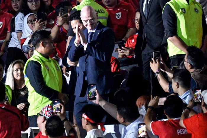 Chủ tịch FIFA được chào đón nồng nhiệt ở Indonesia