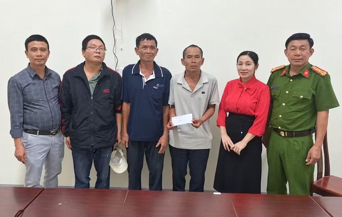 Ông Nhân (thứ 3 bên trái sang) cùng người thân chụp ảnh lưu niệm với cán bộ xã và công an xã Kim Ngân.