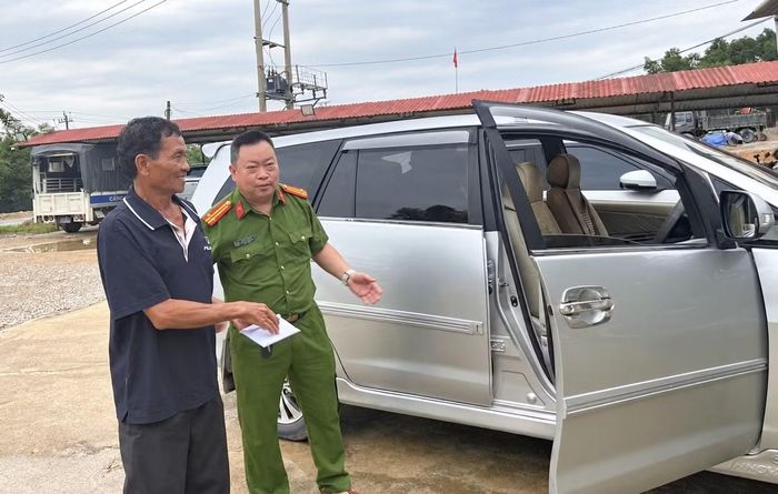 Tiễn ông Nhân về quê sau 10 năm thất lạc.