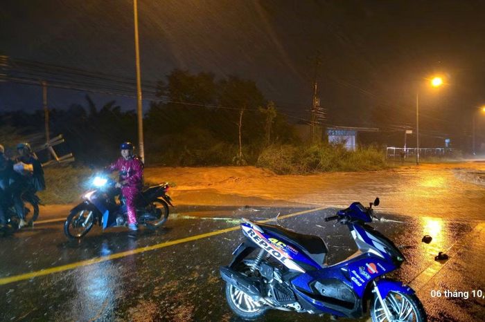 Nước lũ khoét sâu, tạo hàm ếch rộng hơn nửa mặt đường.