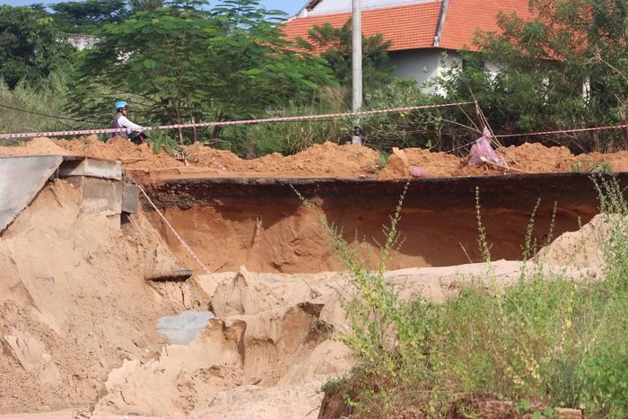 Xe lớn bị cấm qua đoạn này để đảm bảo an toàn.
