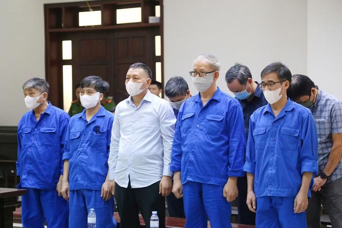 Các bị cáo nghe tòa tuyên án.