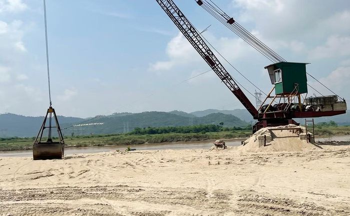 Một mỏ cát bên bờ sông Lam.
