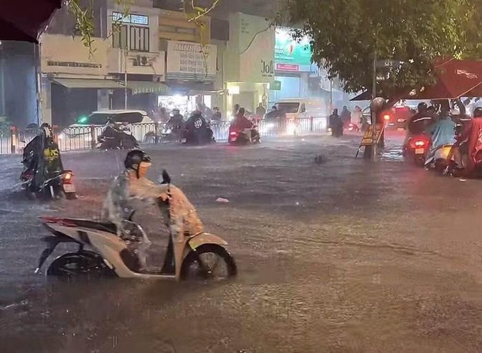 Một số đoạn đường đã bắt đầu xuất hiện ngập khiến người dân qua lại khó khăn.