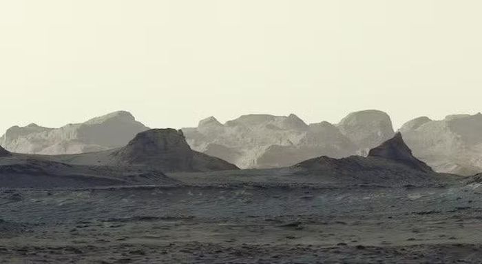 Hình ảnh bề mặt Sao Hỏa do xe tự hành Curiosity của NASA chụp ngày 11/8/2026 cho thấy các vách đá bị gió bào mòn được gọi là yardang trên Sharp - ngọn núi vươn lên từ miệng hố Gale gần đường xích đạo của hành tinh. Bức ảnh này là một phần được cắt ra và phóng to từ bức ảnh toàn cảnh rộng hơn do xe tự hành ghi lại. Ảnh: NASA.